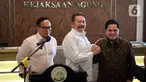 Menteri BUMN Erick Thohir (kanan) bersama Jaksa Agung ST Burhanuddin (tengah) salam komando saat menyampaikan keterangan usai pertemuan terkait penyerahan pengelolaan aset perkara Jiwasraya dan Asabri dari Kejaksaan Agung kepada Kementerian BUMN di Gedung Kejaksaan Agung, Jakarta, Senin (6/3/2023). Dalam pertemuan tersebut, Erick Thohir mengungkapkan ada penemuan kasus baru untuk diproses dan diselidiki oleh Kejaksaan Agung. (Liputan6.com/Faizal Fanani)