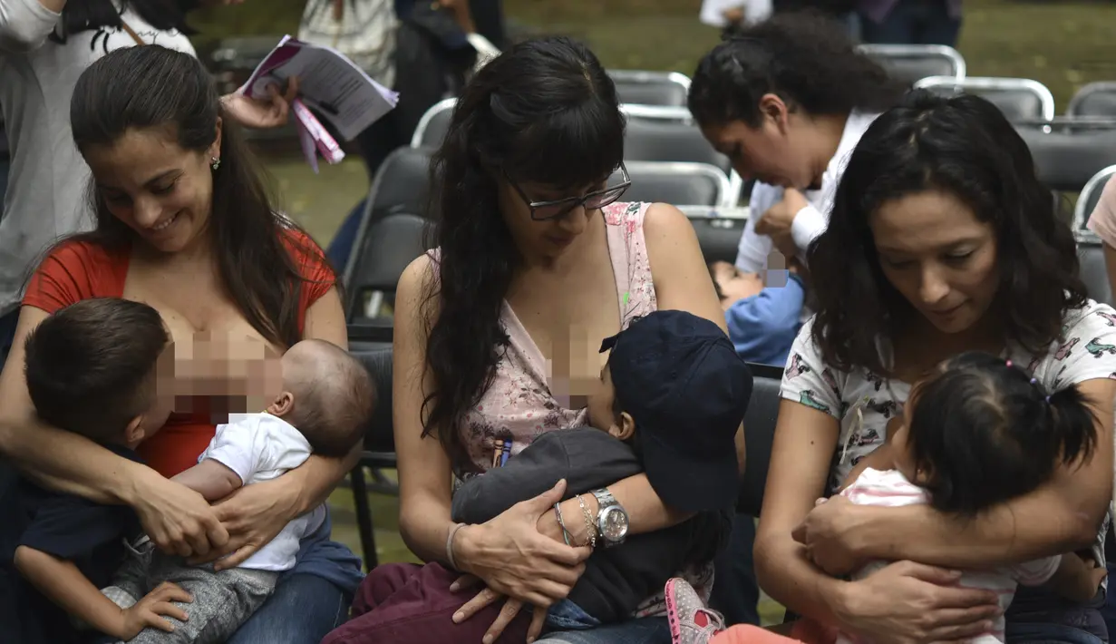 Sejumlah ibu-ibu menyusui anak mereka selama festival menyusui "Big latch On" yang diadakan di Bonatic Garden of the Chapultepec Park di Mexico City, Meksiko (5/8). Festival menyusui ini dipromosikan oleh UNICEF. (AFP Photo/Yuri Cotez)