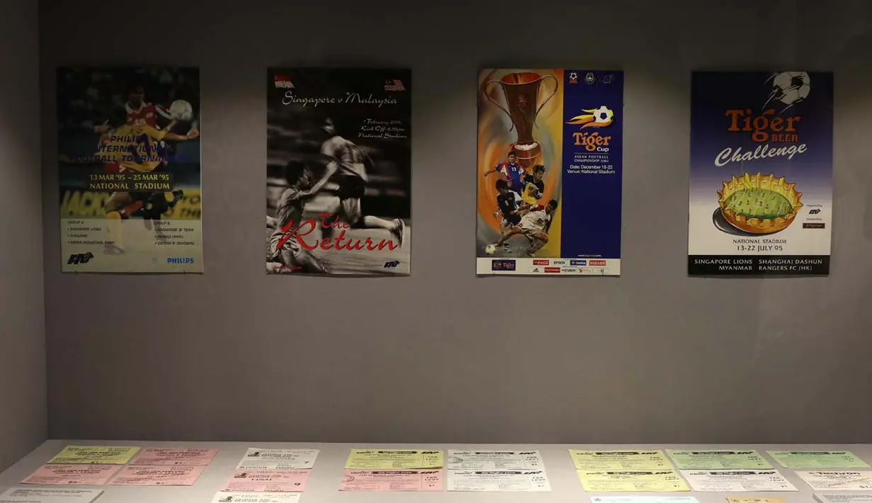 Tiket dan poster turnamen sepak bola di Singapura juga menjadi koleksi Museum Olah Raga Singapura. (Bola.com/Arief Bagus)