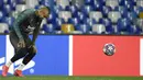 Gelandang Barcelona, Arturo Vidal saat mengikuti sesi latihan tim di stadion San Paolo di Naples, Italia (24/2/2020). Barcelona akan bertanding melawan Napoli pada leg pertama babak 16 besar Liga Champions. (AFP/Filippo Monteforte)