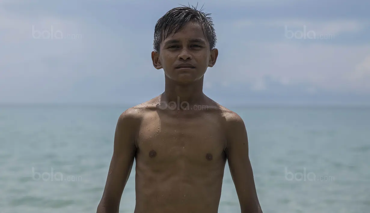 "Saya kasihan kalau ibu jualan sendirian karena bapak kerja menarik ojek. Saya anak laki-laki paling tua, jadi harus bisa membantu ibu," ujar Ilham Lestaluhu. (Bola.com/Vitalis Yogi Trisna)