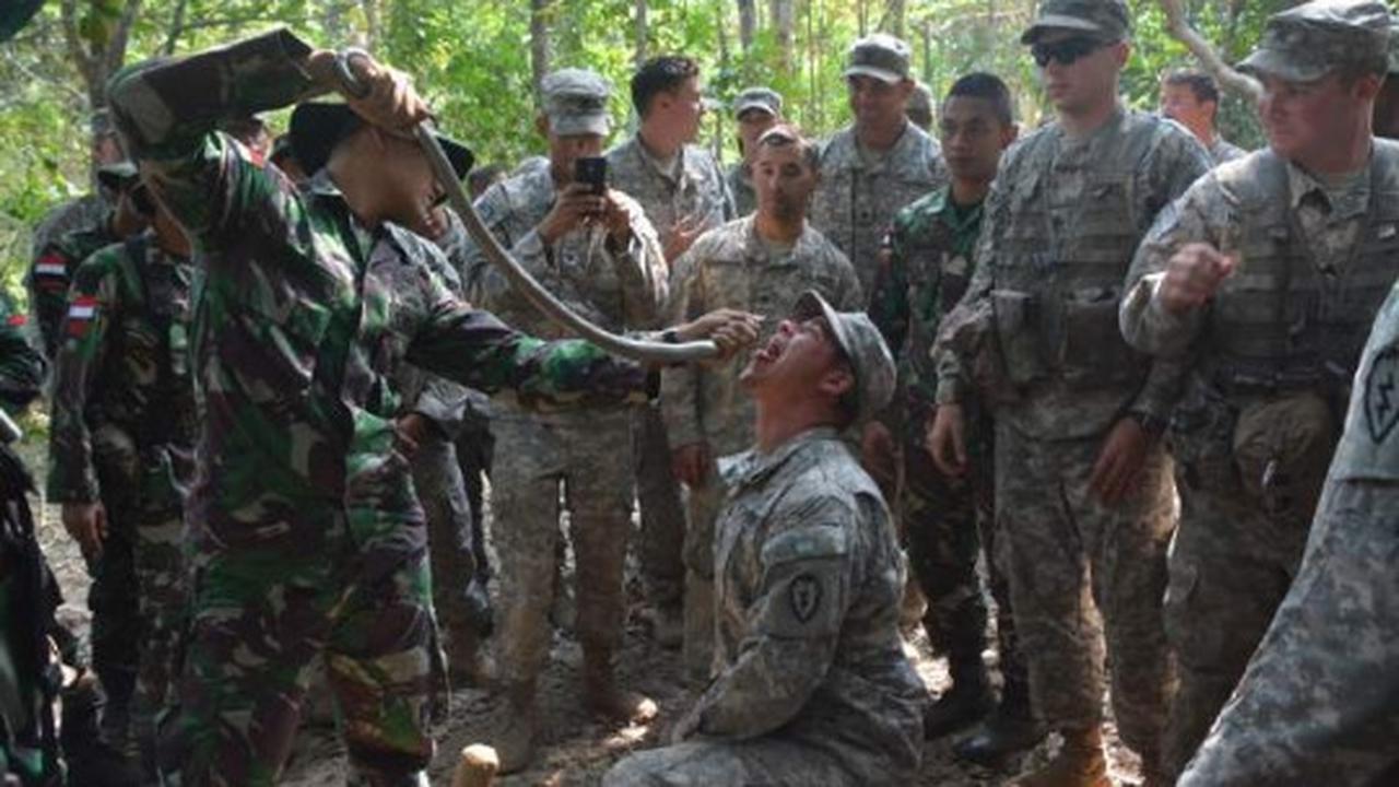 Tentara AS bengong lihat prajurit Kostrad makan mengkudu