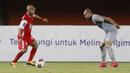 Gelandang Persija Jakarta, Riko Simanjuntak, berusaha melewati bek Persib Bandung, Supardi Nasir, pada laga final Piala Menpora 2021 di Stadion Maguwoharjo, Sleman, Kamis (22/4/2021). Persija menang dengan skor 2-0. (Bola.com/M Iqbal Ichsan)