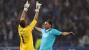 Porto's Helton Arruda and Rolando Fonseca celebrate after their Champions League second-leg of the first knock out round match against Atletico Madrid at Dragao Stadium on March 11, 2009. AFP PHOTO/FRANCISCO LEONG