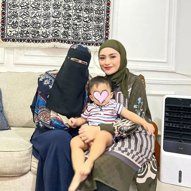 Curhat Sambil Nangis Sebelum Lepas Hijab, Ini 6 Potret Nathalie Holscher dan Umi Pipik