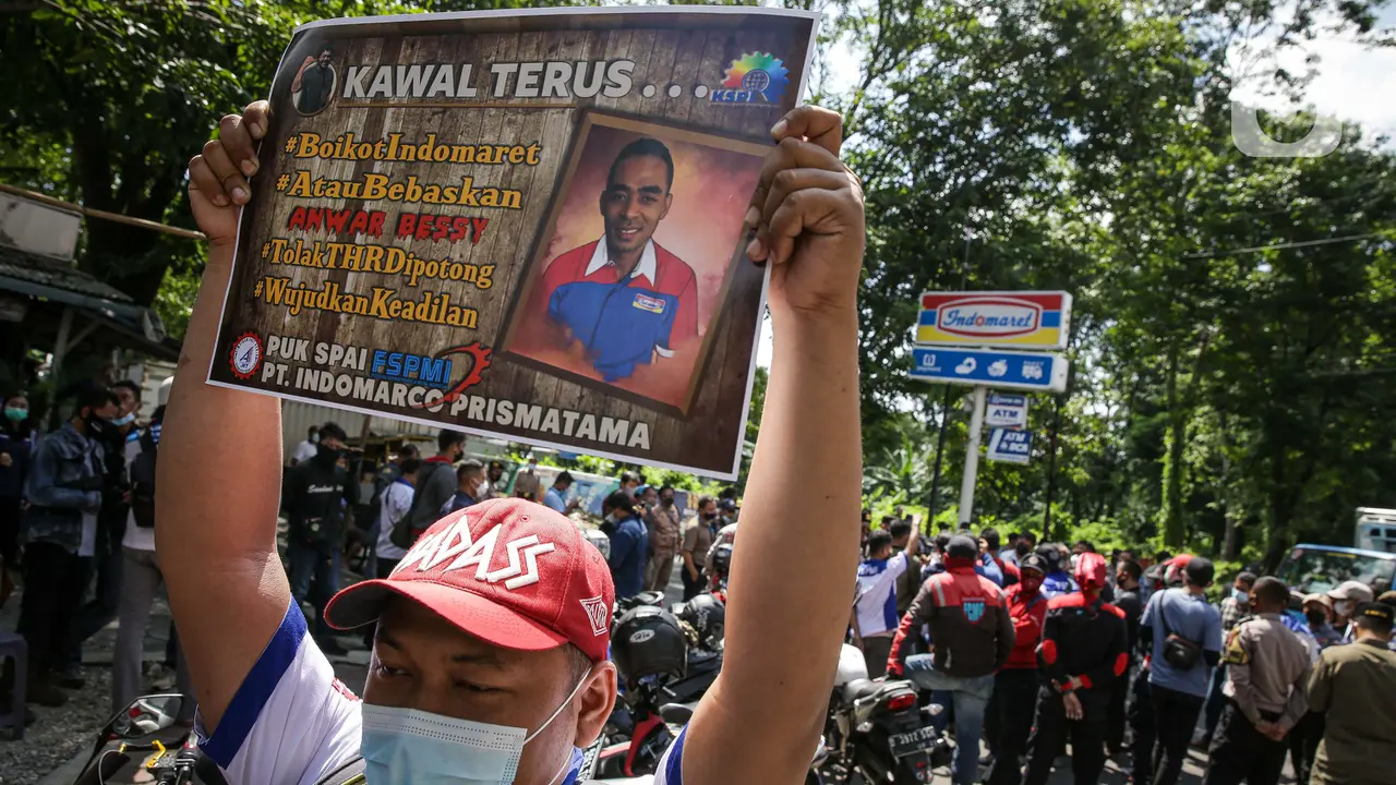 FOTO: Buruh Geruduk Kantor Indomaret