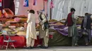 Warga Afghanistan berbelanja buah-buahan kering menjelang Hari Raya Idul Fitri di Herat, Afghanistan, Rabu (20/5/2020). Banyak warga Afghanistan mulai melakukan persiapan untuk menyambut Hari Raya Idul Fitri yang menandai berakhirnya bulan suci Ramadan. (Xinhua/Elaha Sahel)