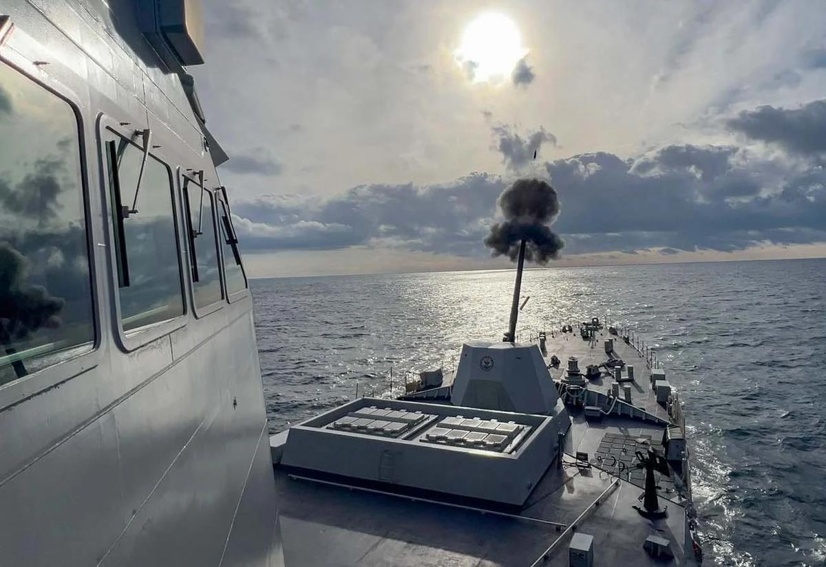 FOTO: Prajurit TNI AL Uji Meriam 127 MM KRI Prabu Siliwangi 321