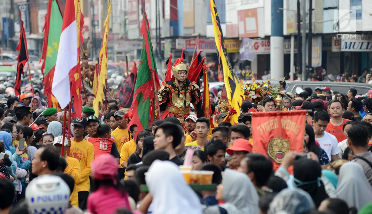 Arak-arakan ribuan peserta saat mengikuti pawai Cap Go Meh di Bekasi, Jawa Barat, Selasa (19/2). Pawai dimeriahkan oleh orang dewasa, remaja, hingga anak-anak. (Merdeka.com/Imam Buhori)
