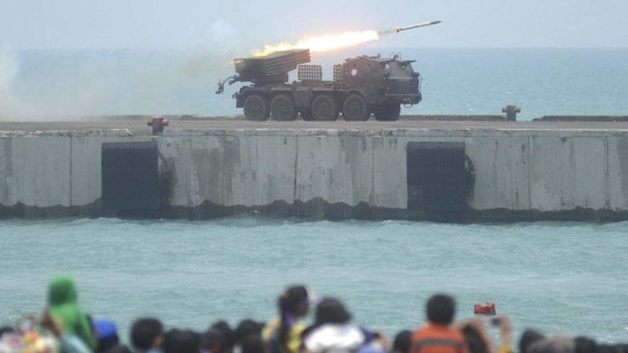 Geladi resik HUT TNI, warga tonton peluncuran rudal dari dekat