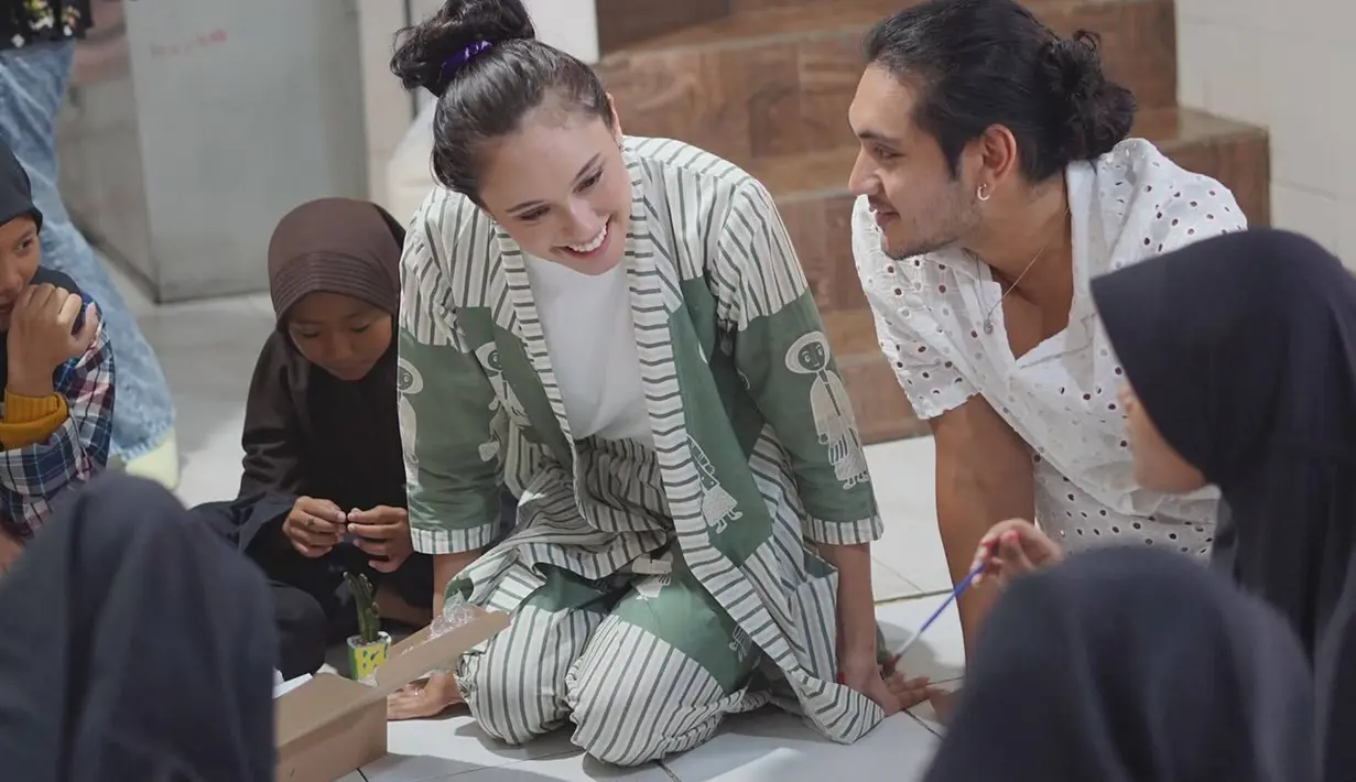 Yasmin Napper, bukan kali pertama dalam menjalani acara sosial bersama anak-anak dengan tema berbagi kebagiaan. Sebelumnya ia pernah menjalani momen seperti ini bersama para sahabat dan Nadzira Shafa. (Liputan6.com/IG/@yasminnapper)