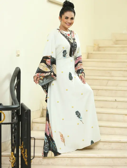 Motif yang terdapat di bagian tepi dan dada pada kaftan tersebut merupakan corak dedaunan yang warnanya beraneka ragam. (Bambang E.Ros/Bintang.com)