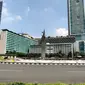 Petugas kepolisian berjaga di kawasan Bundaran Hotel Indonesia (HI), Jakarta, Sabtu (3/7/2021). Pemberlakuan Pembatasan Kegiatan Masyarakat (PPKM) Darurat berlaku mulai hari ini Sabtu, 3 Juli sampai dengan 20 Juli 2021, untuk mengurangi penyebaran Covid-19. (Liputan6.com/Angga Yuniar)