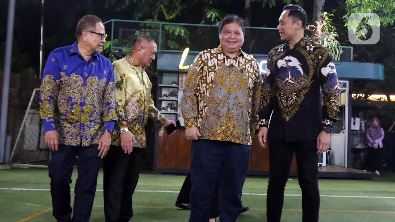 Senyum Hangat AHY Sambut Kedatangan Airlangga Hartarto di Puri Cikeas