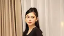 Syifa Hadju tampil menawan dibalut sebuah midi dress lengan panjang berwarna hitam. Tak berlebihan, Syifa memadukan penampilannya dengan gaya rambut half-ponytail yang dikuncir tinggi ke atas. [Foto: Instagram/syifahadju]