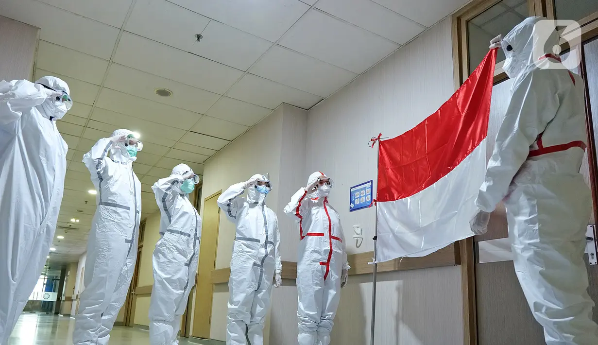 Petugas medis saat gladi bersih upacara bendera memperingati Hari Sumpah Pemuda ke-92 di RSPP, Jakarta, Rabu (28/10/2020). (Liputan6.com/Herman Zakharia)