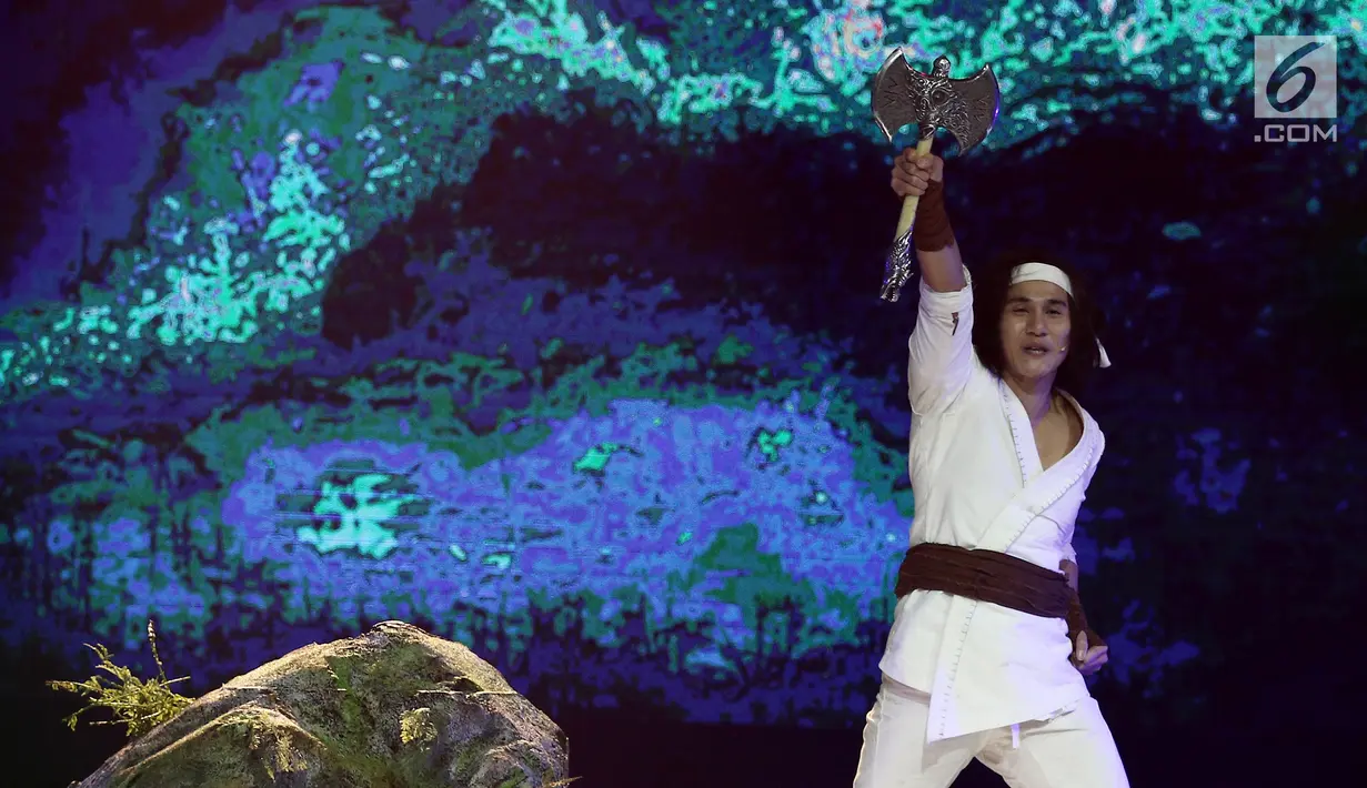 Gaya pemeran 'Wiro Sableng', Vino Bastian setelah berhasil mengusir penjahat dalam acara IBOMA 2018 di STUDIO 6 EMTEK CITY, Jakarta, Jumat (23/3). (Liputan6.com/Herman Zakharia)