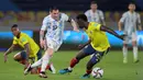 Lionel Messi tercatat menyumbangkan satu gol dan satu assist dari tiga penampilannya dengan membawa Argentina memuncaki klasemen sementara Grup A Copa America 2021 dengan mengoleksi tujuh poin. (Foto: AFP/Raul Arboleda)