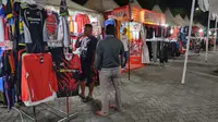 Berkah Pedagang Merchandise Proliga Raup Untung Hingga Rp10 Juta per Hari (Dewi Divianta/Liputan6.com)