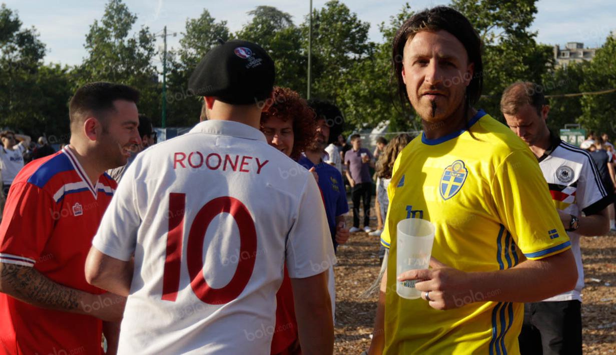 Zlatan Ibrahimovic palsu meramaikan fan zone Kota Paris bersama bintang Inggris tiruan, Wayne Rooney. (Bola.com/Vitalis Yogi Trisna)