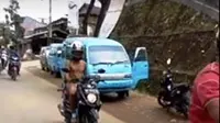 Pengendara motor yang berkeliling Kota Rantepao sambil bugil itu hanya mengenakan sepatu. (Liputan6.com/Eka Hakim)