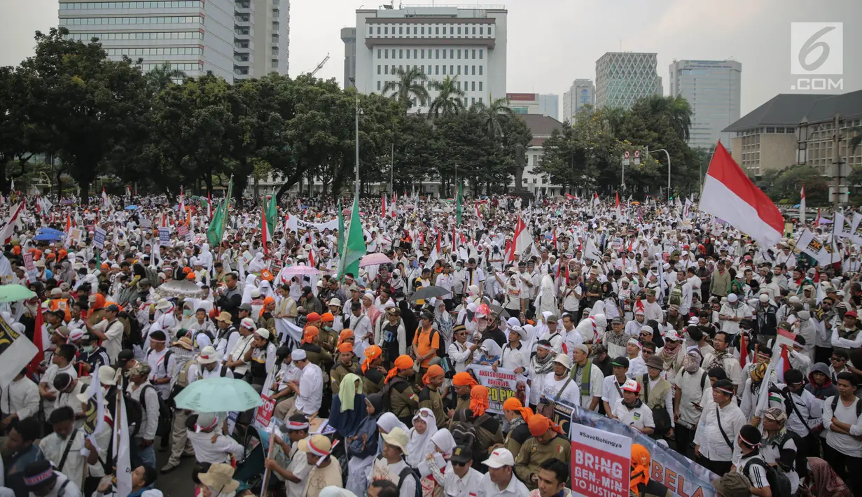 Poster seruan untuk menghentikan kekerasan terhadap etnis Rohingya pada Aksi 169 Bela Rohingya di kawasan Patung Kuda, Jakarta Pusat, Sabtu (16/9). Aksi damai ini diikuti seluruh kalangan masyarakat mulai usia muda hingga tua. (Liputan6.com/Faizal Fanani)