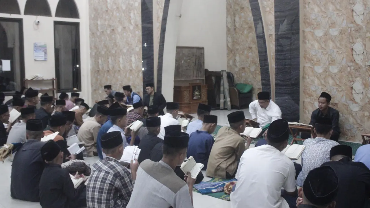 Mengisi sepuluh malam terakhir bulan suci Ramadhan 1447 H, Pondok Pesantren Darurrohmah Cirebon menggelar kegiatan Khataman Al-Qur’an massal.