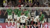 Florian Wirtz mencetak gol tendangan bebas indah&nbsp;untuk Jerman ke gawang Irlandia Utara di laga kedua Grup A Kualifikasi Piala Dunia 2026 zona Eropa di RheinEnergieStadion, Senin (08/09/2025). (AP Photo/Martin Meissner)