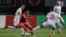 Pemain Indonesia, Septian David berusaha melewati pemain Palestina pada laga Asian Games di Stadion Patriot, Bekasi, Rabu (15/8). Timnas Indonesia U-23 dipaksa menyerah 1-2 oleh Palestina. (Bola.com/Vitalis Yogi Trisna)