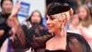 Lady Gaga menyapa penggemar saat tiba menghadiri pemutaran film "A Star is Born" selama Toronto International Film Festival 2018 di Toronto (9/9). Lady gaga tampil menggenakan gaun berwarna hitam. (AP Photo/Nathan Denette)