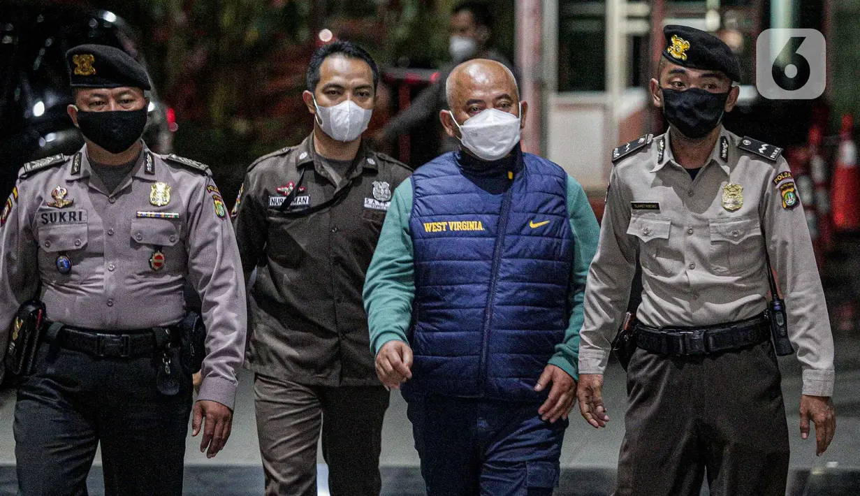 Wali Kota Bekasi Rahmat Effendi tiba di gedung KPK usai ditangkap dalam operasi tangkap tangan (OTT), Rabu (5/1/2022) malam. Sebelumnya, Tim Satgas KPK melakukan OTT dengan mengamankan Wali Kota Bekasi, Rahmat Effendi (RE) alias Bang Pepen dan beberapa pihak lainnya. (Liputan6.com/Faizal Fanani)