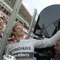 Nico Rosberg sedang selfie bareng fans (JOSEP LAGO / AFP)