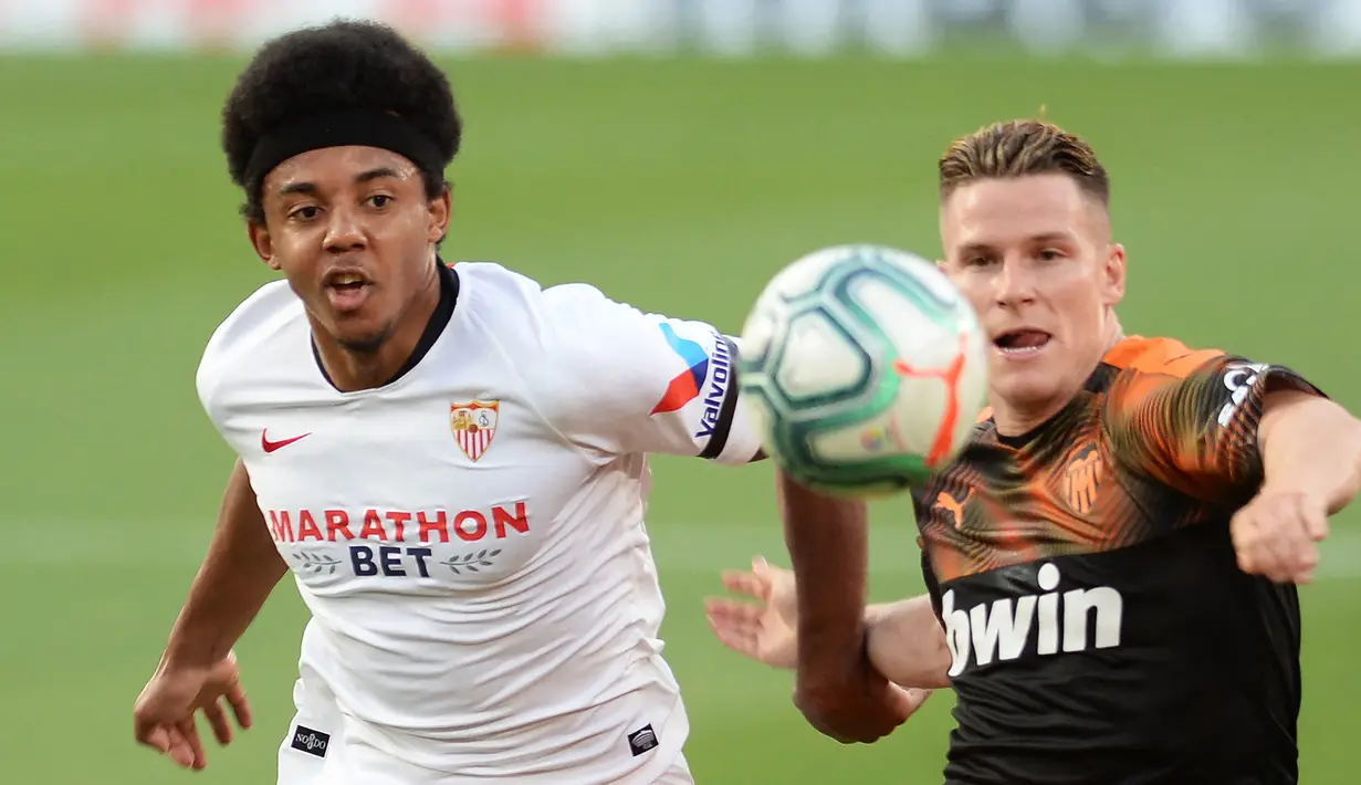 Jules Kounde (kiri) saat ini memiliki nilai banderol 60 juta euro. Pemain Sevilla tersebut awalnya ditaksir dengan harga 40 juta euro di awal tahun 2021, atau nilai banderolnya naik sebesar 20 juta euro. (Foto: AFP/Cristina Quicler)
