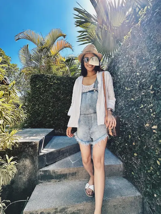 Kali ini, Maudy Ayunda berbagi momen saat ia sedang menikmati suasana Bali dengan berjalan-jalan. Diambil dari jauh pun, Maudy tampak tak mengenakan riasan berlebihan, disirami sinar matahari yang membuat pesonanya semakin memukau. Foto: Instagram.