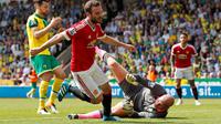 Gelandang Manchester United, Juan Mata, mencetak gol ke gawang Norwich City pada laga Premier League di Carrow Road, Norwich, Sabtu (7/5/2016). (Reuters/John Sibley)