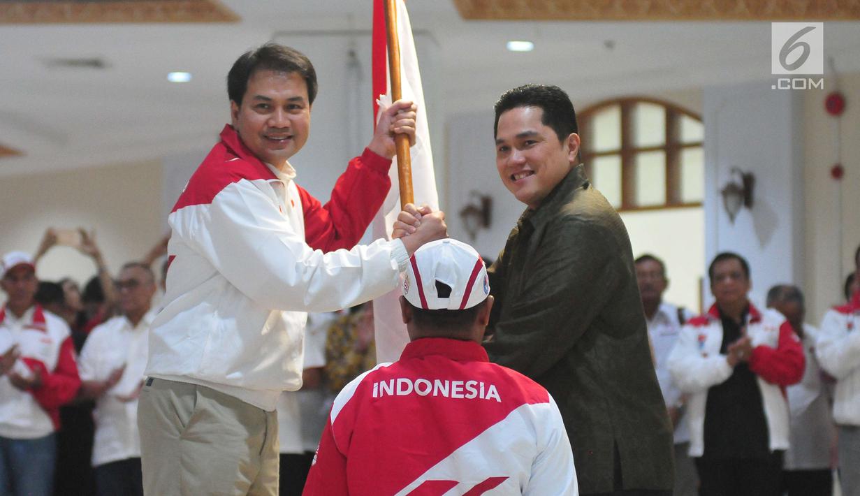 Ketua Kontingen Indonesia di SEA Games 2017 Kuala Lumpur, Aziz Syamsuddin dan Ketua Komite Olimpiade Indonesia, Erick Thohir saat pengukuhan para atlet di Wisma Kementerian Pemuda dan Olahraga, Jakarta, Rabu (8/2). (Liputan6.com/Helmi Afandi)