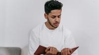 55 Kata-Kata Mutiara Nuzulul Quran 2025 untuk Status WhatsApp, Instagram, TikTok, dan Facebook (Foto: Michael Burrows: https://www.pexels.com/photo/person-holding-a-quran-7129612/)