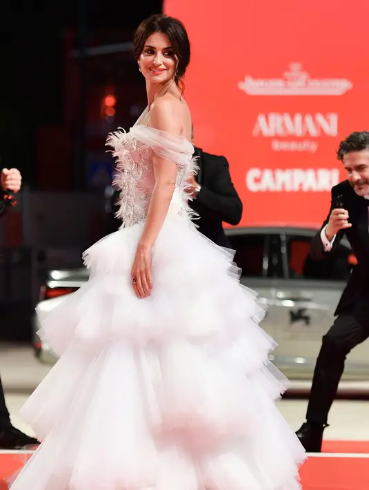 Aktris Penelope Cruz berpose di karpet merah saat tiba menghadiri pemutaran film "Wasp Network" yang dipertunjukkan dalam kompetisi selama Venice Film Festival 2019 di Venice Lido, Italia (1/9/2019). Penelope Cruz tampil cantik mengenakan gaun putih di acara tersebut. (AFP Photo/Alberto Pizzoli)