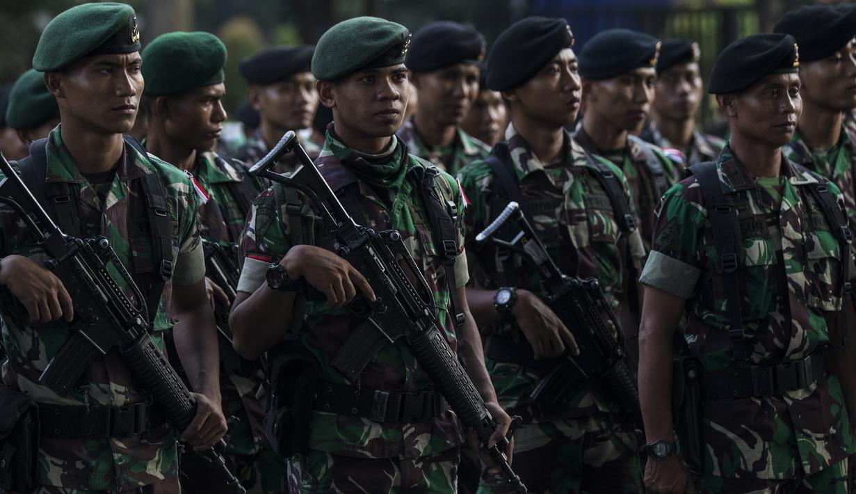 Sejumlah TNI mengikuti apel besar persiapan Asian Games di sekitar SUGBK, Jakarta, Senin (4/6/2018). Pembukaan Asian Games XVII Jakarta-Palembang akan digelar pada 18 Agustus 2018 mendatang. (Bola.com/Vitalis Yogi Trisna)