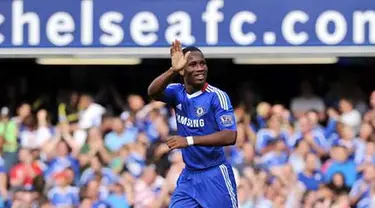 Striker Chelsea Didier Drogba seusai mengambil eksekusi penalti yang membuat timnya unggul 2-0 atas Stoke City dalam lanjutan Liga Premier di Stamford Bridge, 28 Agustus 2010. AFP PHOTO/LEON NEAL