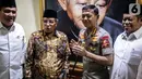 Kapolri Jenderal Pol Idham Azis disambut oleh Ketum PBNU Said Aqil Siradj saat menyambangi Gedung PBNU di Jakarta, Selasa (12/11/2019). Kedatangan Idham merupakan tradisi pimpinan polri yang selalu menjalin silaturahmi dengan komponen masyarakat, salah satunya PBNU. (Liputan6.com/Faizal Fanani)