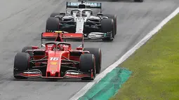 Pembalap Ferrari Charles Leclerc (depan) dikejar dua pembalap Mercedes Lewis Hamilton dan Valtteri Bottas dalam balapan F1 GP Italia 2019 di Sirkuit Monza, Minggu (8/9/2019). Leclerc juara setelah pertarungan alot melawan Lewis Hamilton dan Valtteri Bottas. (AP Photo/Antonio Calanni)