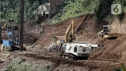 Kendaraan Konstruksi di lokasi pembangunan saringan sampah di Kali Ciliwung pada segmen TB Simatupang di perbatasan Pasar Rebo, Jakarta, Rabu (12/10/2022). Pembangunan saringan itu bertujuan menampung sampah yang datang menuju Jakarta. (Liputan6.com/Faizal Fanani)