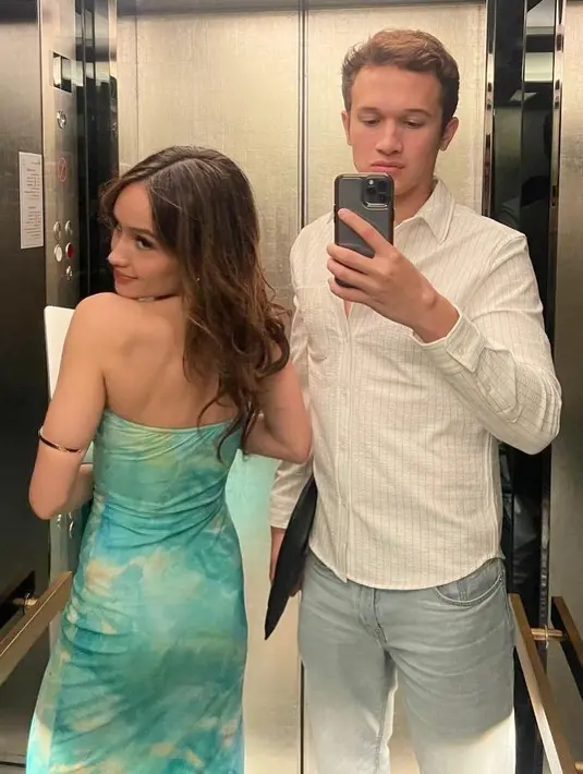 Mirror selfie gemas dari couple satu ini. Cinta Laura tampil cantik dengan strapless dress berwarna hijau kekuningan tie-dye. Sedangkan Arya tampil mengenakan kemeja putih lengan panjang bergaris dengan celana jeans. [Foto: Instagram/claurakiehl]