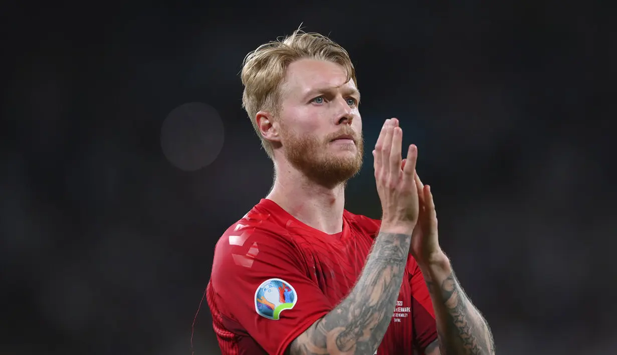 Bek Denmark, Simon Kjaer memberikan tepuk tangan kepada pendukungnya  usai pertandingan melawan Inggris pada semifinal Euro 2020 di stadion Wembley di London, Kamis (8/7/2021). Inggris menang atas Denmark dengan skor 2-1. (Laurence Griffiths/Pool Photo via AP)