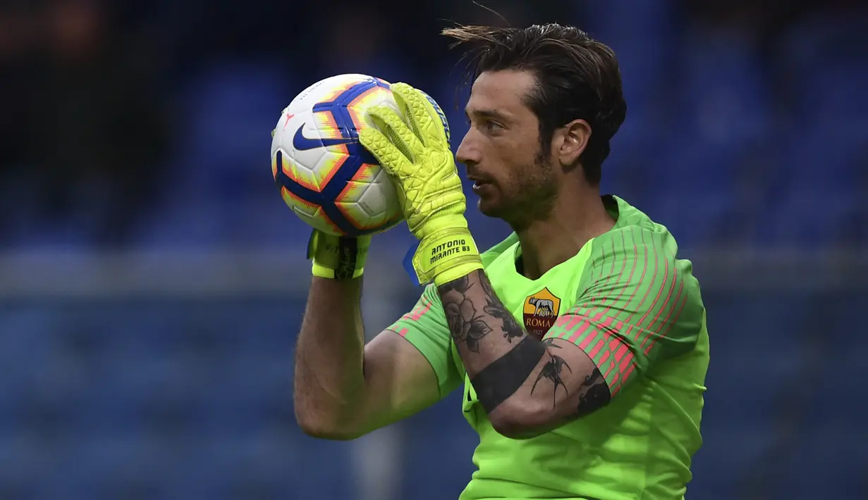 Antonio Mirante. Kiper asli Italia yang masih aktif bermain ini berusia 37 tahun, 9 bulan dan 3 hari saat melakoni laga melawan Bologna di Liga Italia, 11 April 2021 lalu. Sejak musim 2018/2019 telah bermain dalam 32 laga dengan membuat 13 clean sheet dan 35 kebobolan. (AFP/Miguel Medina)