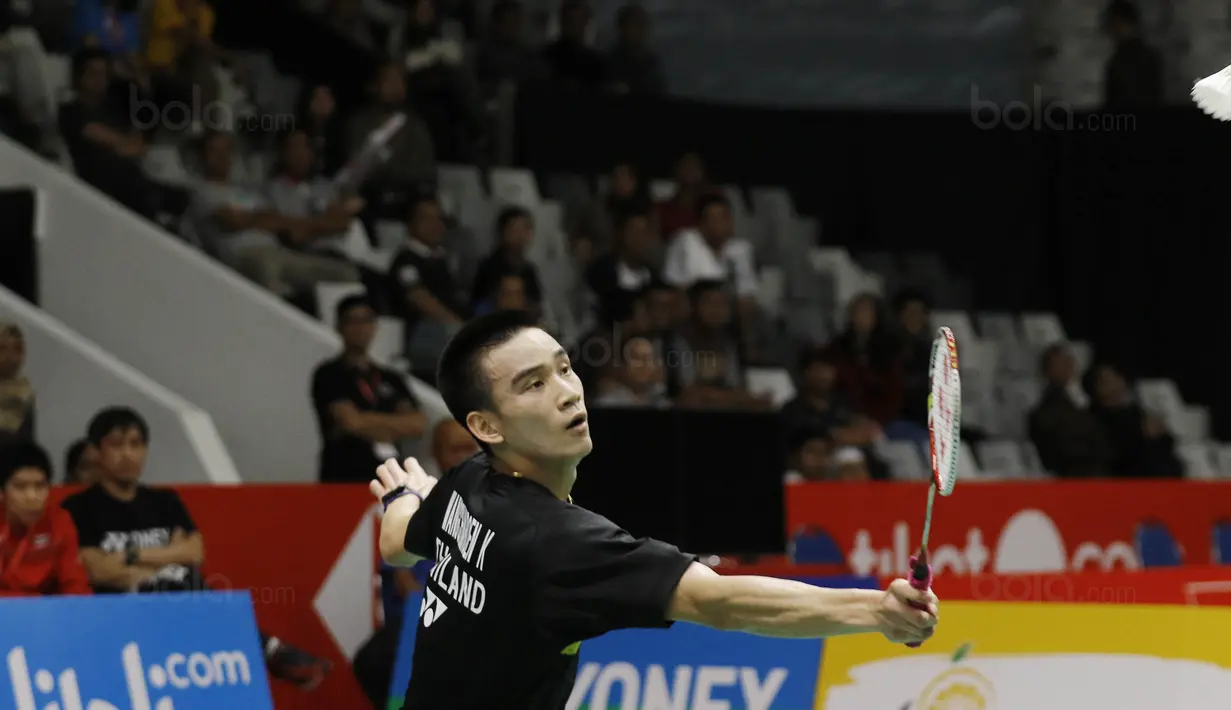 Tunggal putera Thailand, Kantaphon Wangcharoen, saat melawan wakil Cina, Lin Dan, pada laga Indonesia Masters 2018 di Istora Senayan, Rabu (24/1/2018). Lin Dan takluk 21-15 21-19. (Bola.com/M Iqbal Ichsan)