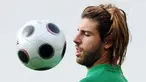 Gaya gelandang Timnas Portugal dan Sporting Lisbon, Miguel Veloso di sesi latihan di Lisbon, 16 November 2009 jelang leg kedua play-off PD 2010 melawan Bosnia. AFP PHOTO / FRANCISCO LEONG