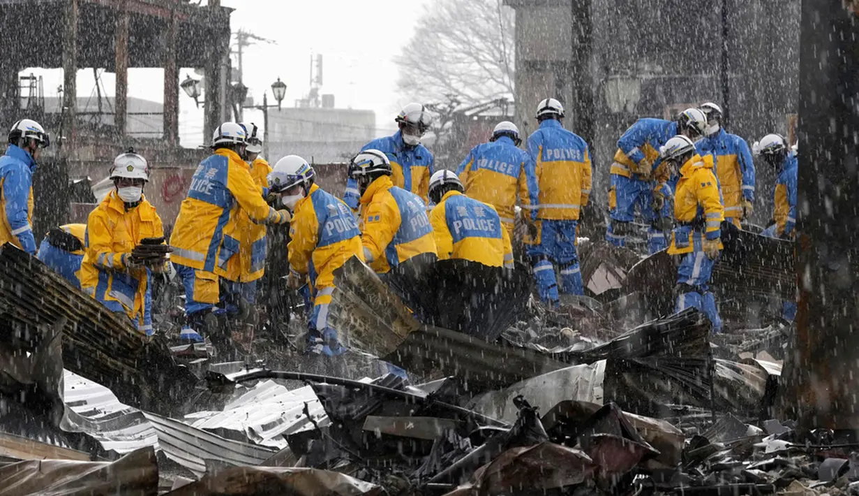 Seperti dilansir NHK dan Nikkei Asia, Sabtu (6/1/2024), otoritas Jepang melaporkan sedikitnya 100 orang tewas di area Prefektur Ishikawa akibat gempa yang mengguncang pada Senin (1/1/2024) lalu. (Kyodo News via AP)