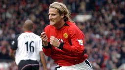 Diego Forlan. Striker asal Uruguay ini didatangkan Manchester United dari Independiente pertengahan musim 2001/2002. Setelah 2,5 musim membela Setan Merah dengan total penampilan sebanyak 98 kali dan mencetak 17 gol ia hijrah ke Villarreal di awal musim 2004/2005. (AFP/Paul Barker)